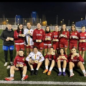Postres Nayem entrega su detalle navideño a las jugadoras del Cosmos Aragón López Soriano