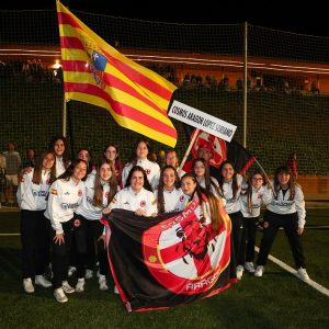 El Cosmos Aragón López Soriano desfiló en la inauguración de la Costa Daurada Cup 2025 representando a Aragón