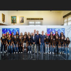 El Ayuntamiento recibe al Cosmos Aragón de fútbol femenino
