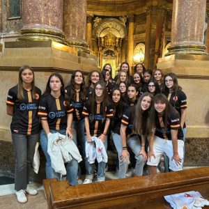 El Cosmos Aragón ofrece flores a la Virgen del Pilar antes del inicio de la temporada
