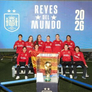 El Cosmos Aragón brilla junto a la Copa del Mundo en el Estadio Pedro Sancho